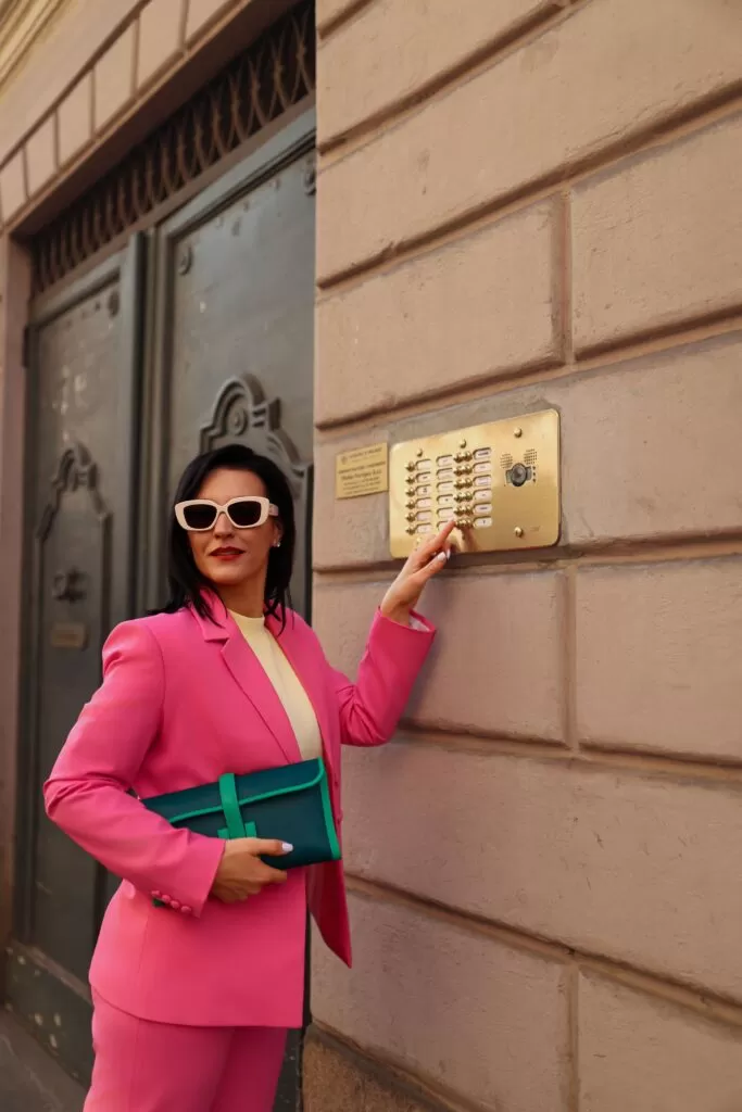 Różowy garnitur damski