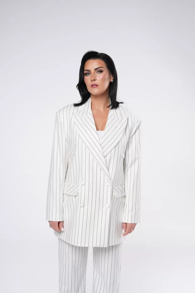 Biały damski garnitur w paski