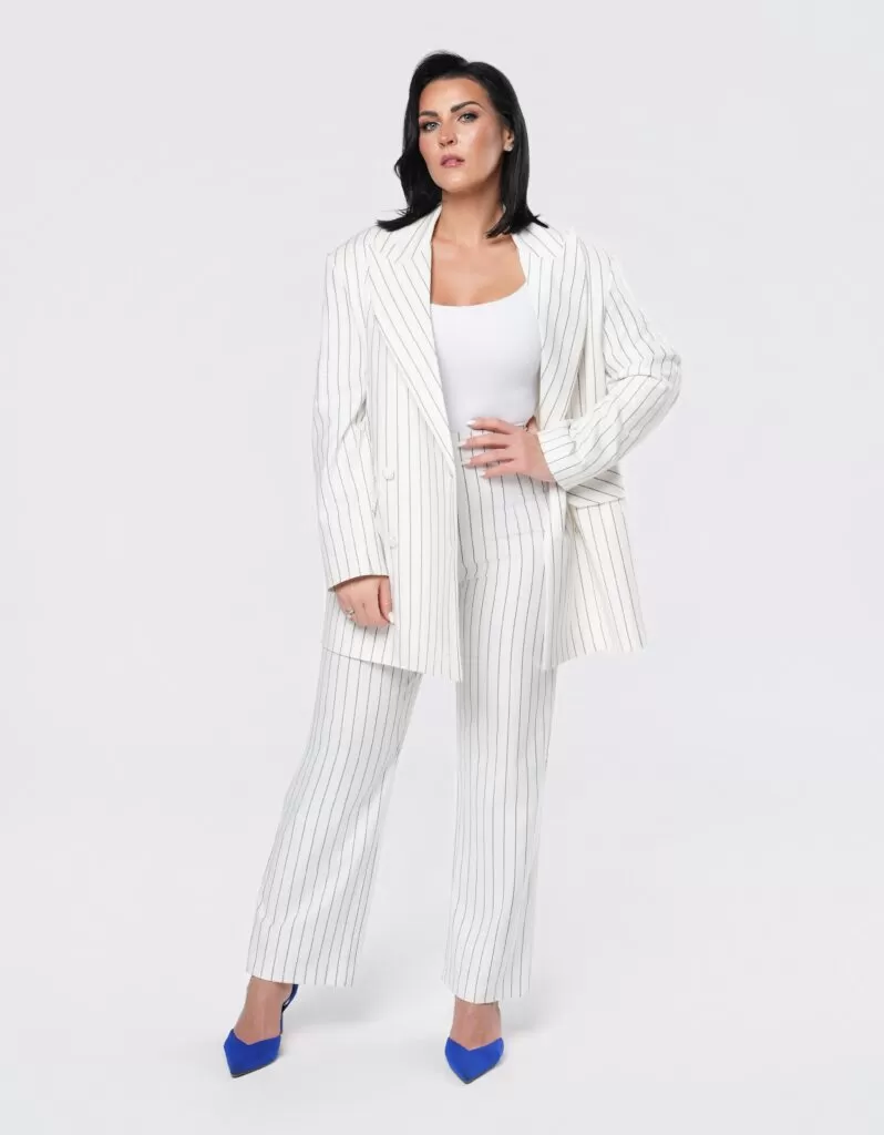 Biały damski garnitur w paski