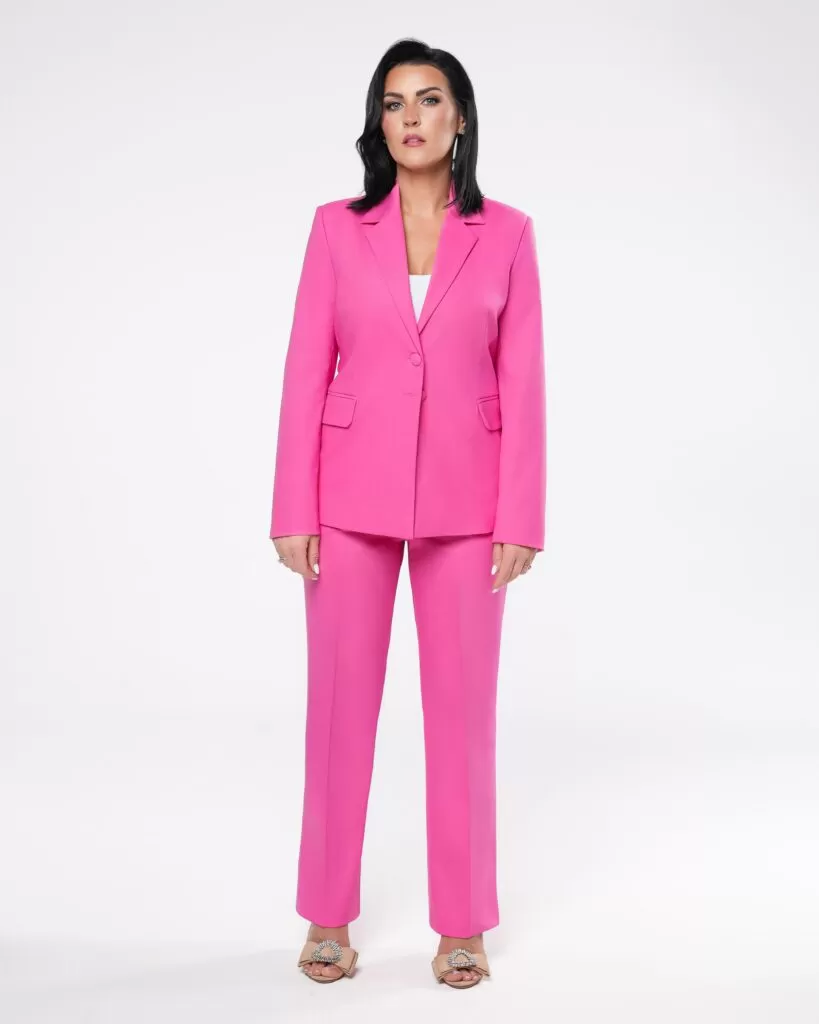 Różowy garnitur damski