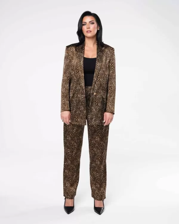 Satynowy garnitur w panterkę