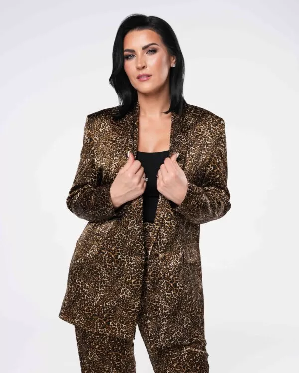 Satynowy garnitur w panterkę