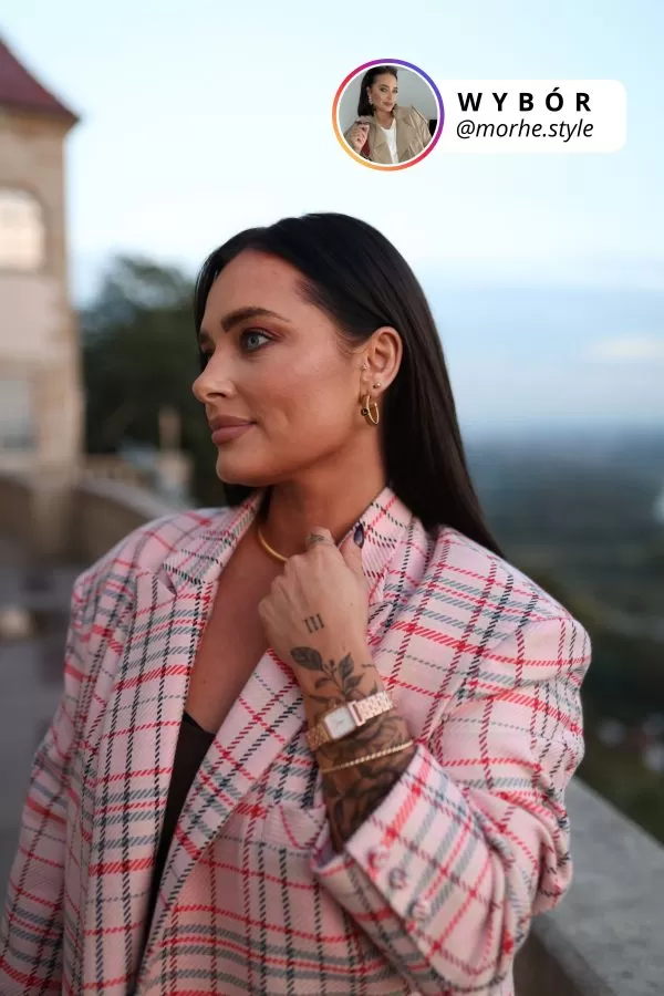 Różowa marynarka w kratę