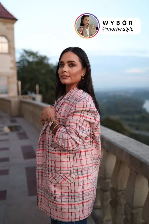 Różowa marynarka w kratę