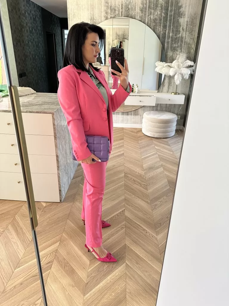różowy garnitur, garnitur damski