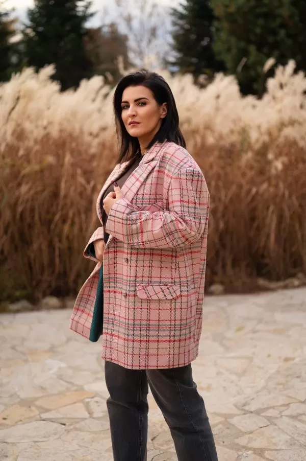 Różowa marynarka w kratę