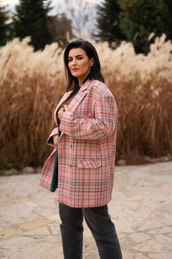 Różowa marynarka w kratę