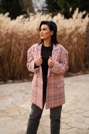 Różowa marynarka w kratę