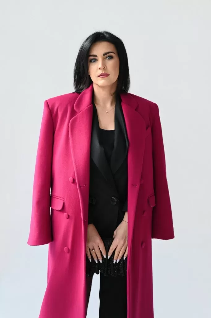 WEŁNIANY PŁASZCZ W KOLORZE FUKSJOWYM