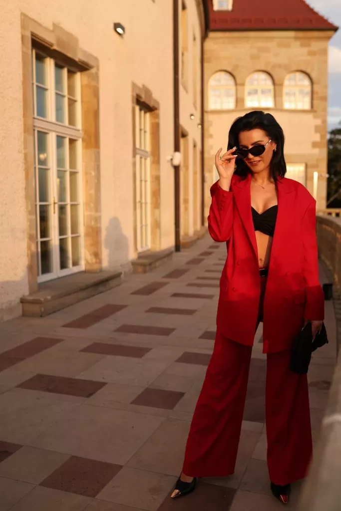 Czerwony garnitur damski, marynarka czerwona, wełniany garnitur