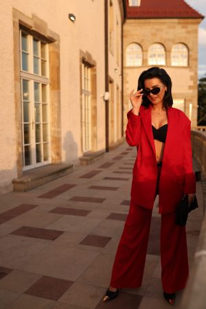 Czerwony garnitur damski, marynarka czerwona, wełniany garnitur