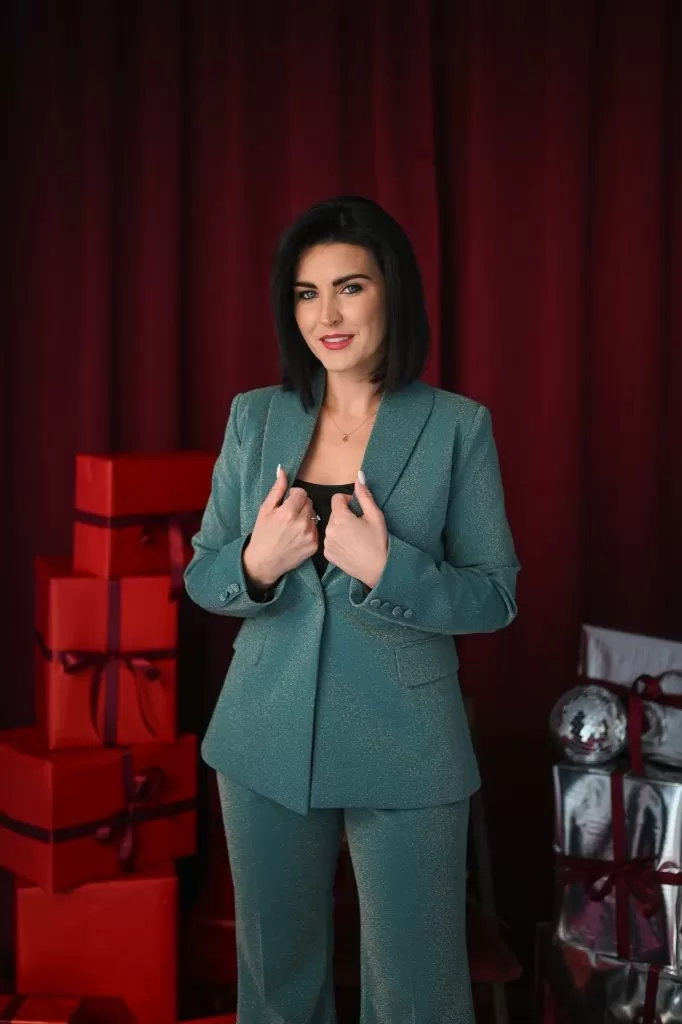 Zielony garnitur damski z brokatem